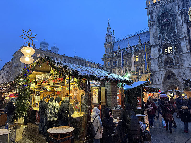 Bio-Glühweinalm Haas 2024 wieder  auf dem Marienplatz (©Foto:Martin Schmitz)